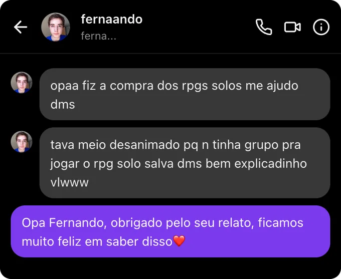Captura de tela de depoimento de cliente destacando a experiência com o acervo